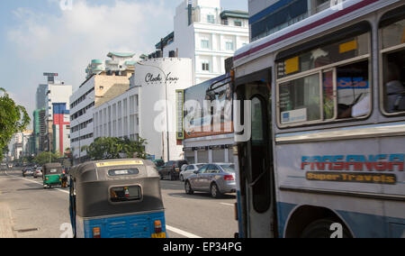 Busse und Verkehr im Zentrum von Colombo, Sri Lanka, Asien Stockfoto