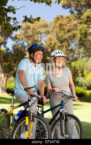 Älteres Ehepaar mit ihren bikes Stockfoto