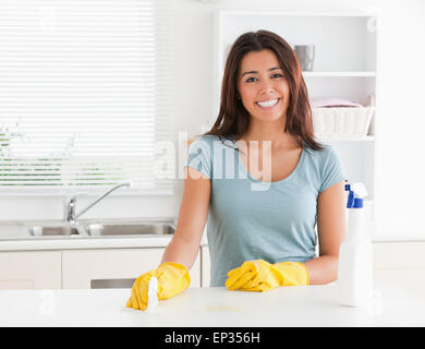 Charmante Frau, die die Hausarbeit Stockfoto