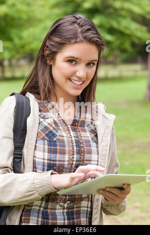 Porträt eines Erstsemester-Studenten über ein Touchpad Stockfoto