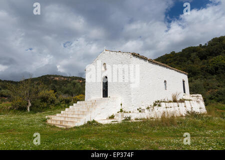 Weiße kleine Steinkapelle von Aghios Ioannis auf Hügel in der Nähe von Kalamata, Messinia Präfektur in Griechenland Stockfoto