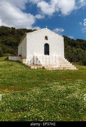 Weiße kleine Steinkapelle von Aghios Ioannis auf Hügel in der Nähe von Kalamata, Messinia Präfektur in Griechenland Stockfoto