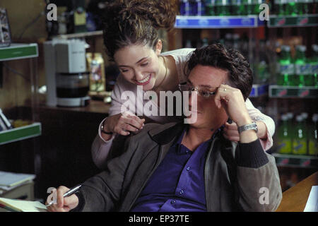 Mystic River ist ein 2003 American Mystery Drama Film Regie und erzielte von Clint Eastwood. Die Hauptrollen Sean Penn, Tim Robbins, Kevin Bacon, Laurence Fishburne, Marcia Gay Harden und Laura Linney.  Dieses Foto ist nur zu redaktionellen Zwecken und unterliegen dem Copyright von der Filmgesellschaft und/oder der Fotograf von dem Film oder der Firma zugeordnet und kann nur durch Veröffentlichungen im Zusammenhang mit der Förderung der oben genannten Film reproduziert werden. Eine obligatorische Gutschrift auf die Filmgesellschaft ist erforderlich. Der Fotograf sollte auch angerechnet werden, wenn bekannt. Stockfoto