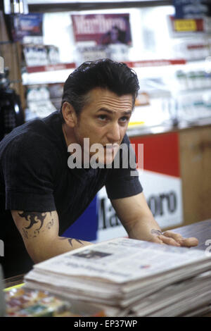 Mystic River ist ein 2003 American Mystery Drama Film Regie und erzielte von Clint Eastwood. Die Hauptrollen Sean Penn, Tim Robbins, Kevin Bacon, Laurence Fishburne, Marcia Gay Harden und Laura Linney.  Dieses Foto ist nur zu redaktionellen Zwecken und unterliegen dem Copyright von der Filmgesellschaft und/oder der Fotograf von dem Film oder der Firma zugeordnet und kann nur durch Veröffentlichungen im Zusammenhang mit der Förderung der oben genannten Film reproduziert werden. Eine obligatorische Gutschrift auf die Filmgesellschaft ist erforderlich. Der Fotograf sollte auch angerechnet werden, wenn bekannt. Stockfoto