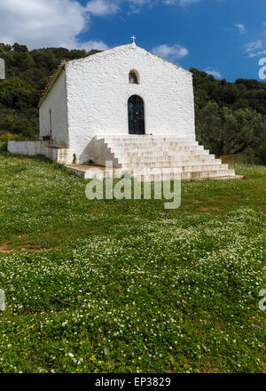 Weiße kleine Steinkapelle von Aghios Ioannis auf Hügel in der Nähe von Kalamata, Messinia Präfektur in Griechenland Stockfoto