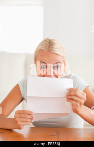 Frau einen Brief ungläubig betrachten Stockfoto