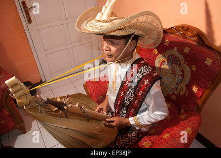 Mann in traditioneller Kleidung, der Sasando-Musikinstrument der Insel Rote, Indonesien spielt. Stockfoto