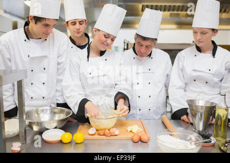 Konditor Studenten zeigen, wie man Teig zubereiten Stockfoto