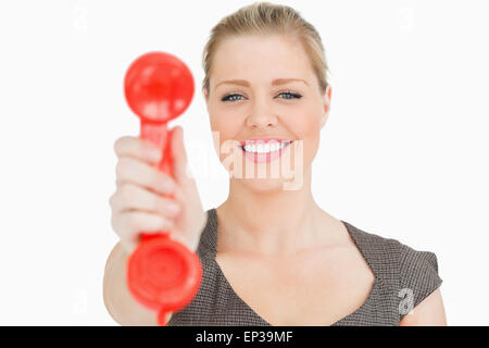 Retro-Telefon in der Hand von einer hübschen Frau rot Stockfoto