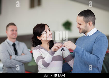 Paar Betrieb Schlüssel beim betrachten einander Stockfoto