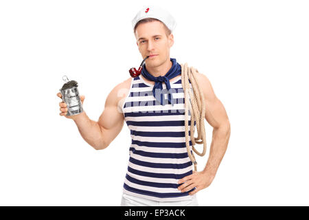 Junge männliche Segler Rauchtabak aus einem Rohr und hält eine leere Nahrung können isoliert auf weißem Hintergrund Stockfoto