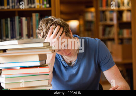 Fleißiger Mann lesen Stockfoto