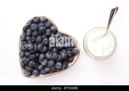 Joghurt und Heidelbeeren in eine herzförmige Schüssel Stockfoto