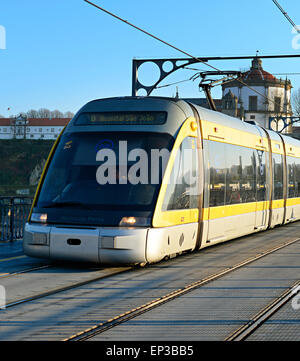 Moderne Stadtbahn Straßenbahn über die Dom Luis Brücke in der Stadt Porto, Portugal. Stockfoto