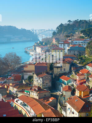 Berühmte Altstadt von Porto in den sonnigen Tag. Portugal Stockfoto