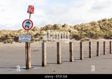 Keine Fahrzeuge über diesen Punkt hinaus Schild am Newport Sands Beach im Pembrokeshire Coast National Park, Wales UK im Mai Stockfoto