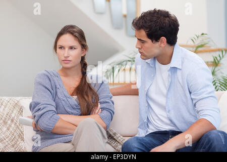 Frau, die sauer auf ihren Freund Stockfoto