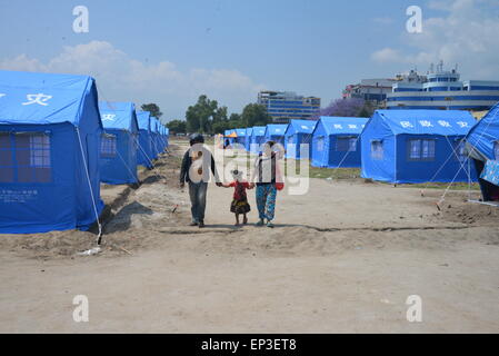 Kathmandu, Nepal. 13. Mai 2015. Die Menschen gehen vorbei an Zelte gestiftet von China in Erdbeben betroffenen Kathmandu, Nepal, 13. Mai 2015. © Liu Chuntao/Xinhua/Alamy Live-Nachrichten Stockfoto