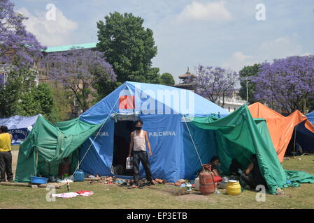 Kathmandu, Nepal. 13. Mai 2015. Ein Mann steht vor einem Zelt von China in Erdbeben betroffenen Kathmandu, Nepal, 13. Mai 2015 gespendet. © Liu Chuntao/Xinhua/Alamy Live-Nachrichten Stockfoto