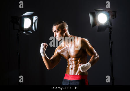 Boxer mit Studioleuchten in Sport-Konzept Stockfoto