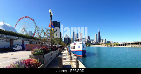 Chicago, Illinois, Vereinigte Staaten von Amerika: eine touristische Boot im Kanal des Michigan See mit Blick auf den Navy Pier Riesenrad Stockfoto