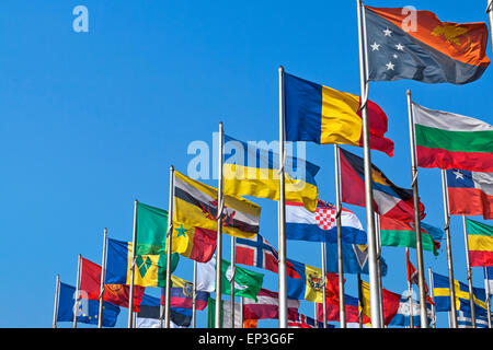 Verschiedenen Ländern Flaggen vereint gegen blauen Himmel Stockfoto