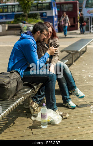 Paar saß auf einer Bank in Bristol Stockfoto