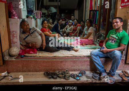 Kathmandu, KATHMANDU, NEPAL. 13. Mai 2015. Nach dem neuen Erdbeben 7.3, die Nepal am vergangenen Dienstag erschütterten, Leute aus der Stadt Kathmandu verlassen ihre Häuser und vorläufig auf Unterstände der verschiedenen Arten in den Straßen leben. © Ivan Castaneira/ZUMA Wire/ZUMAPRESS.com/Alamy Live-Nachrichten Stockfoto