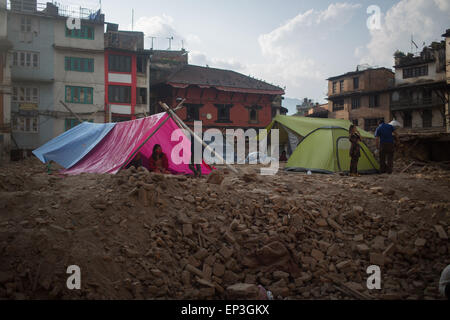 Kathmandu, KATHMANDU, NEPAL. 13. Mai 2015. Nach dem neuen Erdbeben 7.3, die Nepal am vergangenen Dienstag erschütterten, Leute aus der Stadt Kathmandu verlassen ihre Häuser und vorläufig auf Unterstände der verschiedenen Arten in den Straßen leben. © Ivan Castaneira/ZUMA Wire/ZUMAPRESS.com/Alamy Live-Nachrichten Stockfoto