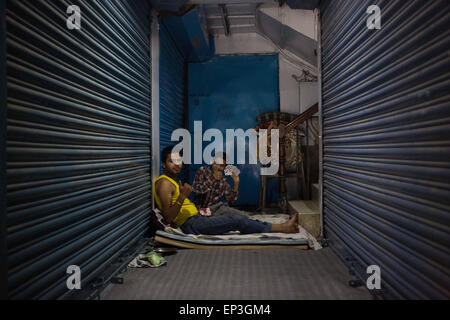 Kathmandu, KATHMANDU, NEPAL. 13. Mai 2015. Raju und sein Bruder Leben zwischen den Läden. Nach dem neuen Erdbeben 7.3, die Nepal am vergangenen Dienstag erschütterten, Leute aus der Stadt Kathmandu verlassen ihre Häuser und vorläufig auf Unterstände der verschiedenen Arten in den Straßen leben. © Ivan Castaneira/ZUMA Wire/ZUMAPRESS.com/Alamy Live-Nachrichten Stockfoto