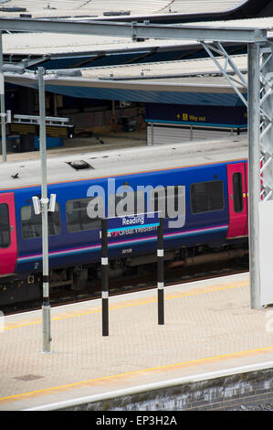 First Great Western Zug warten am Bahnhof, England zu lesen. Stockfoto