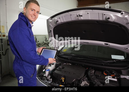 Mechaniker, Blick in die Kamera halten Sie einen Tabletcomputer Stockfoto