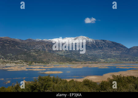 Stymfalia See im Corinthia Präfektur, Griechenland mit den schneebedeckten Bergen als Hintergrund reflektiert in den Gewässern des Sees Stockfoto