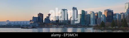 Vancouver British Columbia Kanada City Skyline-Blick vom Stanley Park entlang des False Creek im Sunrise Panorama Stockfoto