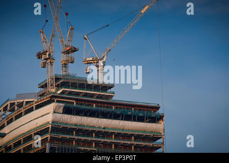 Kraniche auf dem Walkie Talkie Gebäude während der Bauphase Stockfoto