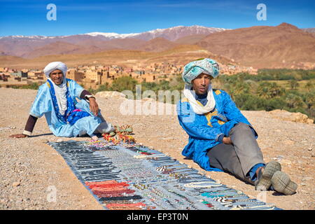 Berber Männer mit Souvenirs, Porträt, Dades Tal, Marokko Stockfoto