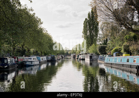 Schmale Hausboote am Grand Union Canal Stockfoto