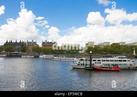 Bundesministeriums für Landesverteidigung und Londoner Stadtbild. Fotografiert von der gegenüberliegenden Seite der Themse. London, Vereinigtes Königreich. Stockfoto