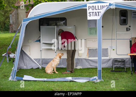 Dorfbewohner in Carlton, Cambridgeshire, Abstimmung in einem winzigen Wohnwagen geparkt außerhalb das alte Pfarrhaus für allgemeine Wahl Stockfoto