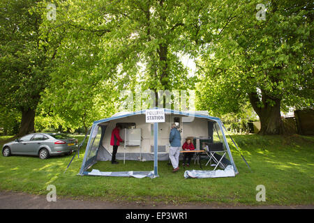 Dorfbewohner in Carlton, Cambridgeshire, Abstimmung in einem winzigen Wohnwagen geparkt außerhalb das alte Pfarrhaus für allgemeine Wahl Stockfoto