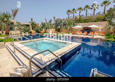 Schwimmbad im neuen Luxus vier Jahreszeiten Hotel Bahrain Bay in Manama Königreich von Bahrain Stockfoto