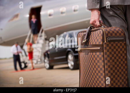 Koffer, einem privaten Flugzeug durchgeführt werden, als Passagier Flug begibt sich Stockfoto