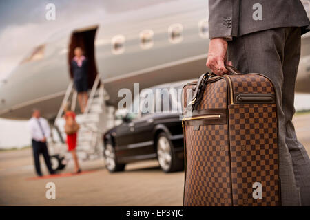 Koffer, einem privaten Flugzeug durchgeführt werden, als Passagier Flug begibt sich Stockfoto