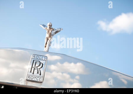 Spirit of Ecstasy auf einem Rolls-Royce Auto mit blauem Himmel und weißen Wolken Stockfoto
