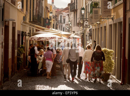 Touristen in Rua Santa Maria, die Altstadt (Zona Velha), Funchal, Madeira, Europa Stockfoto