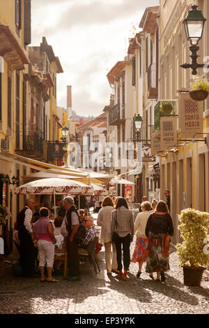 Menschen gehen am Abend, Rua Santa Maria, die Altstadt (Zona Velha), Funchal, Madeira-Europa Stockfoto