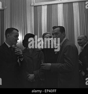 Der Amerikanische Schauspieler Und Sänger Eddie Constantine Mit Bewunderern in Einem Restaurant in Hamburg Den Kellnern Autogram Stockfoto