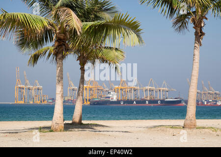 Natürliche Container terminal Tiefwasserhafen in Khorfakkan im Emirat Sharjah Vereinigte Arabische Emirate Stockfoto