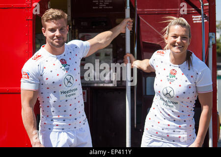 London, UK. 13. Mai 2015. England Männer und Frauen Kapitäne, Tom Mitchell und Abi Chamberlain während der Einführung von Frauen- und Marriott London Sevens Sevens World Series im Sportzentrum Balsam Ulmen. Bildnachweis: Elsie Kibue / Alamy Live News Stockfoto