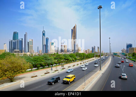 Skyline von Central Business District (CBD) und erste Ringstraße Autobahn in Kuwait-Stadt, Kuwait Stockfoto